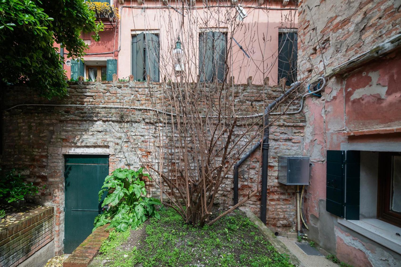 Secret Garden - Comfortable And Venezia